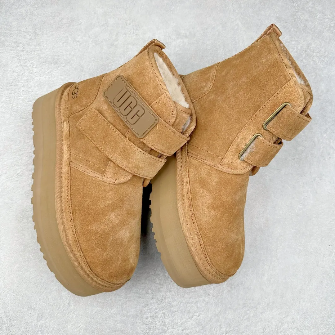 Pick up locally 💰600 UGG 0554 Autumn and winter sheepskin and fur one-piece snow boots with double buckles. All shoes are made from the same factory as ZP. Longfeng A-grade Australian imported sheepskin and fur one-piece Velcro women's boots. Brand OEM production line. Fully follow the ZP process. OEM original pattern maker. Adhering to the principle of no original shoes and no development selection. Pay attention to every detail. The most authentic version on the market. TREADLITE "Light Wing" technology outsole. Lightweight/durable/flexible/pile size: 35 36 37 38 39 40 Coding: by3936030